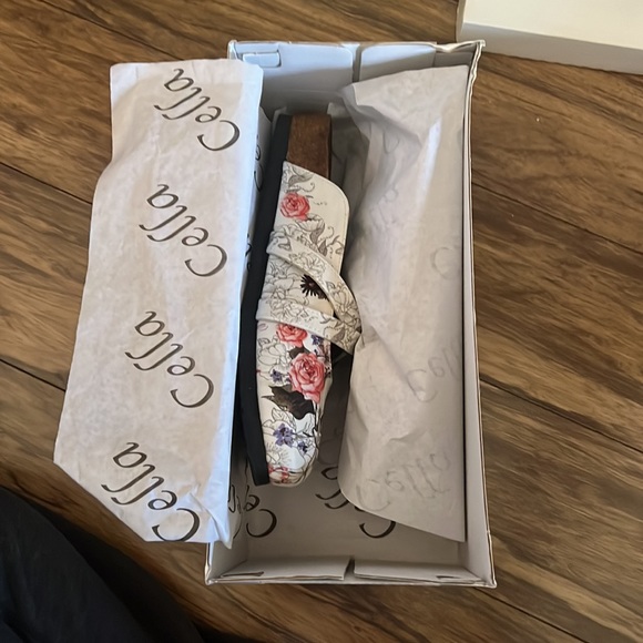 Cella-Painted floral Skull cross-strap mule white/pink design-NIB LAST PAIR!!! - Picture 3 of 10